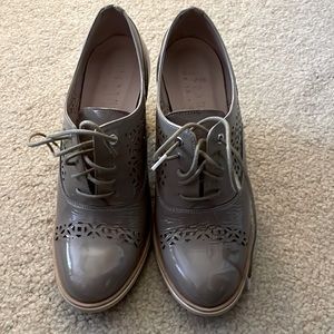 Hispanitas heeled taupe patent loafer EU38.